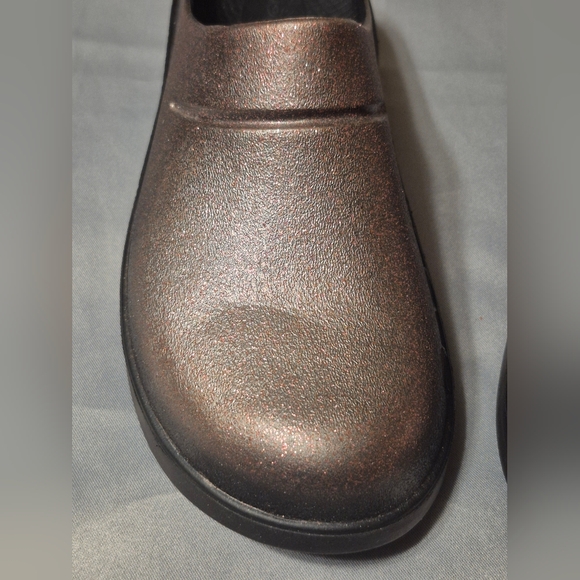 OOFOS Women's Size 9 Bronze Glitter Slip-On Clogs - Picture 3 of 10